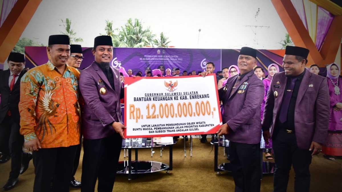 Gubernur Sulsel Serahkan Bantuan Rp12 Miliar ke Pemkab Enrekang