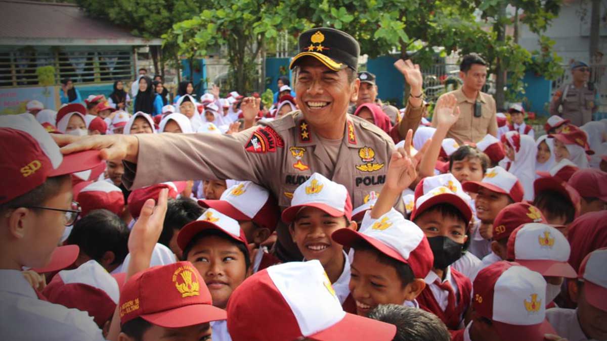 Kapolda Sulawesi Tengah jadi Irup Bendera di SDN 15 Palu