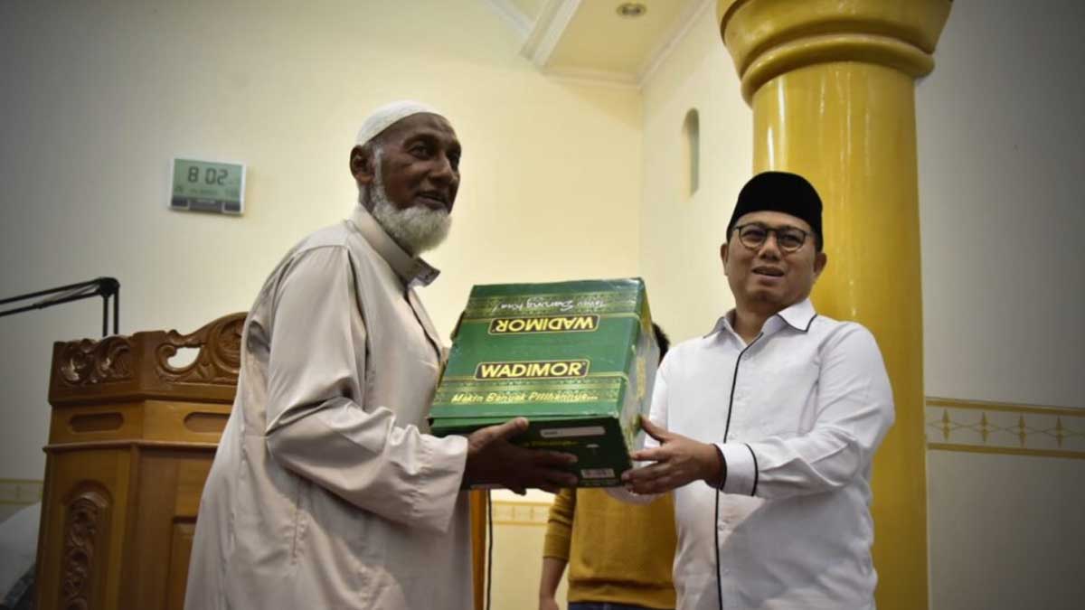 Penjabat Gubernur Gorontalo Salurkan Bantuan di Masjid Al-Irsyad Selama Safari Ramadan