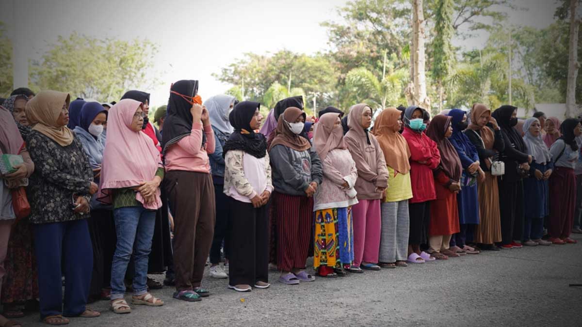 Pembersih Jalan di Kota Palu Terima Bantuan Paket Pangan dari BAZNAS dan Pemkot